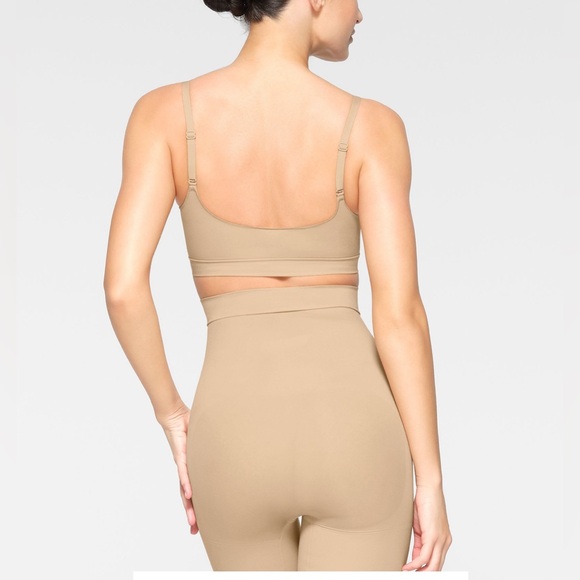 NWT SKIMS EVERYDAY SCULPT HIGH-WAISTED MID THIGH SHORT CLAY - Picture 3 of 9